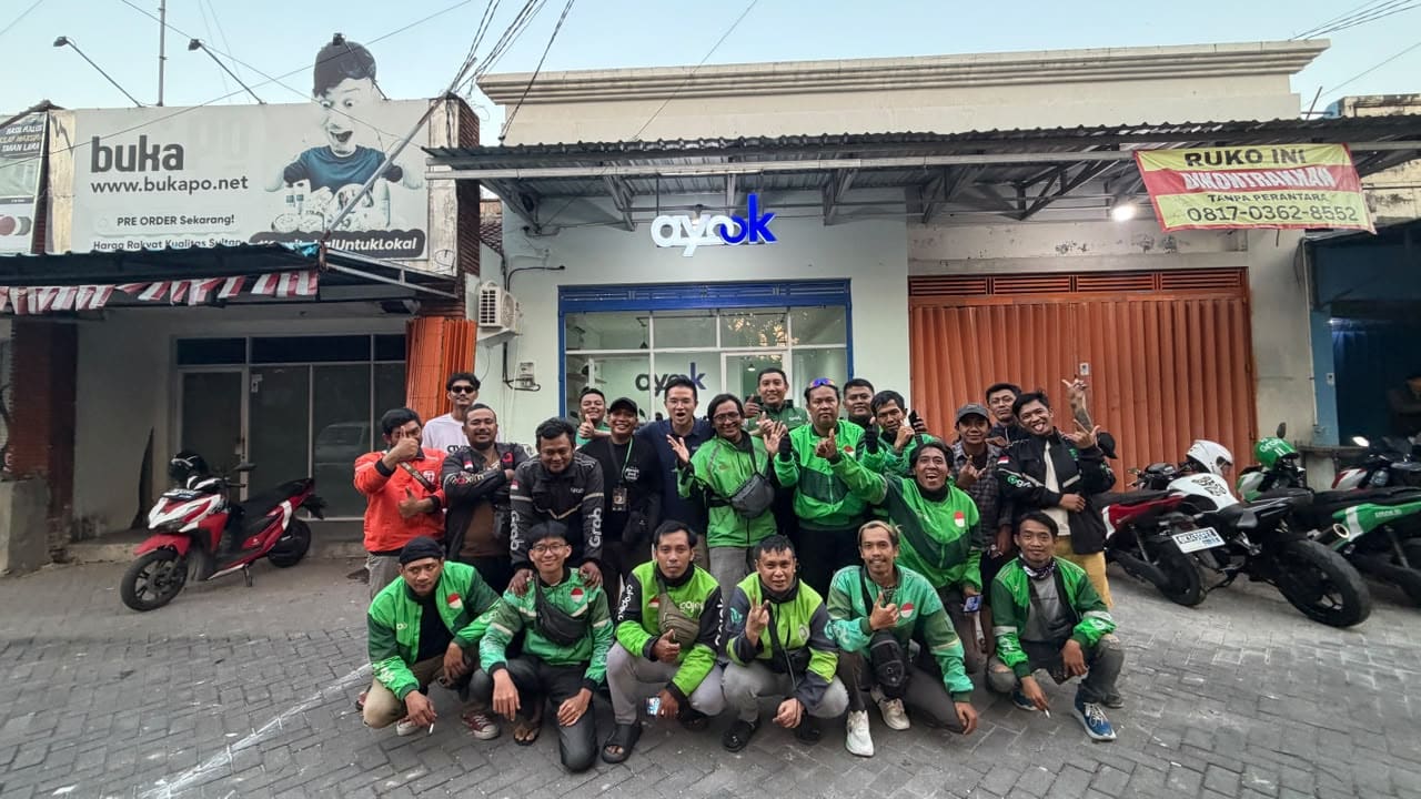 Pengemudi mitra Ayook berfoto bersama di depan hub